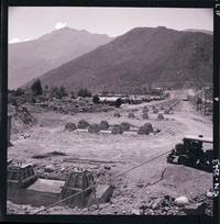 [Fundaciones para las dos tuberías de acero fabricadas por la Compañía de Acero del Pacífico, esperando su instalación]