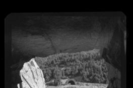 Llegada del túnel de aducción al río Pichipolcura y cepa de apoyo de tubería de acero para el cruce sobre el río