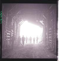 [Mineros saliendo al exterior del mineral de hierro "El Algarrobo"]