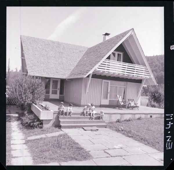 [Niños en una de las casas de la Población Endesa]