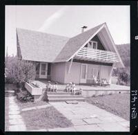 [Niños en una de las casas de la Población Endesa]