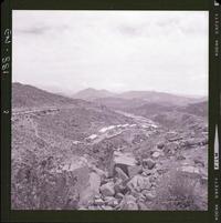 [Panorámica de la Central Hidroeléctrica Chapiquiña y de la Población Endesa : quebrada Cosapilla, a 3300 m. sobre el nivel del mar]