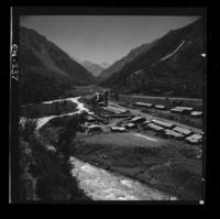 Patio de alta tensión y torres de conducción