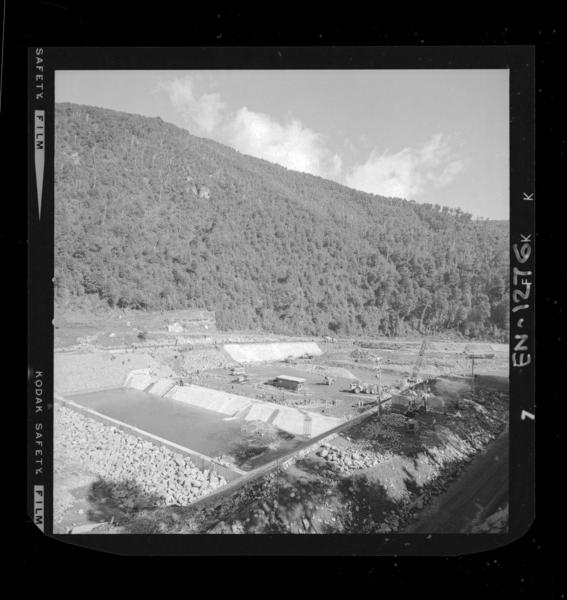 [Río Polcura; vista de las obras de construcción de la bocatoma Polcura : Excavación y hormigones en la barrera móvil]