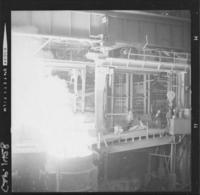 [Trabajadores en altos hornos de la fundición de acero]