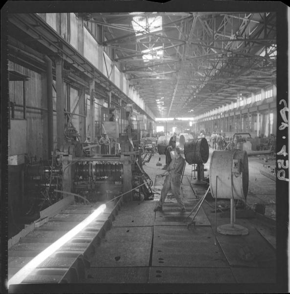 [Trabajadores en el proceso de laminación en la fundición de acero]