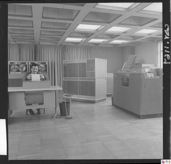 [Trabajando en la sala de máquinas de las instalaciones de CAP]