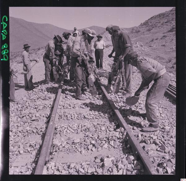 [Trabajos en la línea férrea que transporta el mineral de hierro]