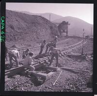 [Trabajos en la línea férrea que transporta el mineral de hierro]