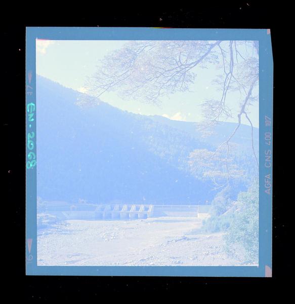 [Vista de la barrera móvil de la bocatoma Polcura] : Inauguración de la Central Antuco, 22 de octubre de 1981