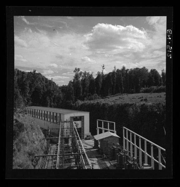 [Vista de la central hidroeléctrica y su entorno]