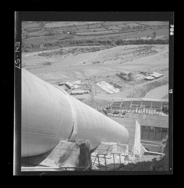 [Vista de las cañerías metálicas que conducen el agua de la cámara de carga a la casa de máquinas, en caida casi vertical de 120 m.]