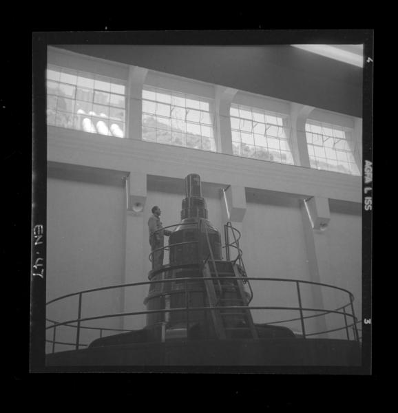 [Vista interna de uno de los generadores de la Central Hidroeléctrica Sauzal]