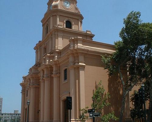 Imagen del monumento Iglesia Santa Ana, con su plazoleta