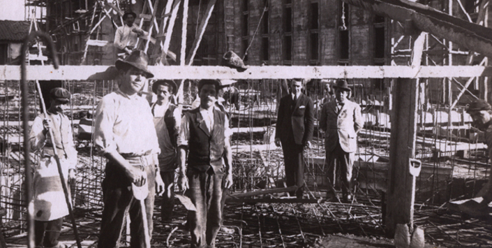 Obreros trabajando en la construccin de la Biblioteca Nacional.