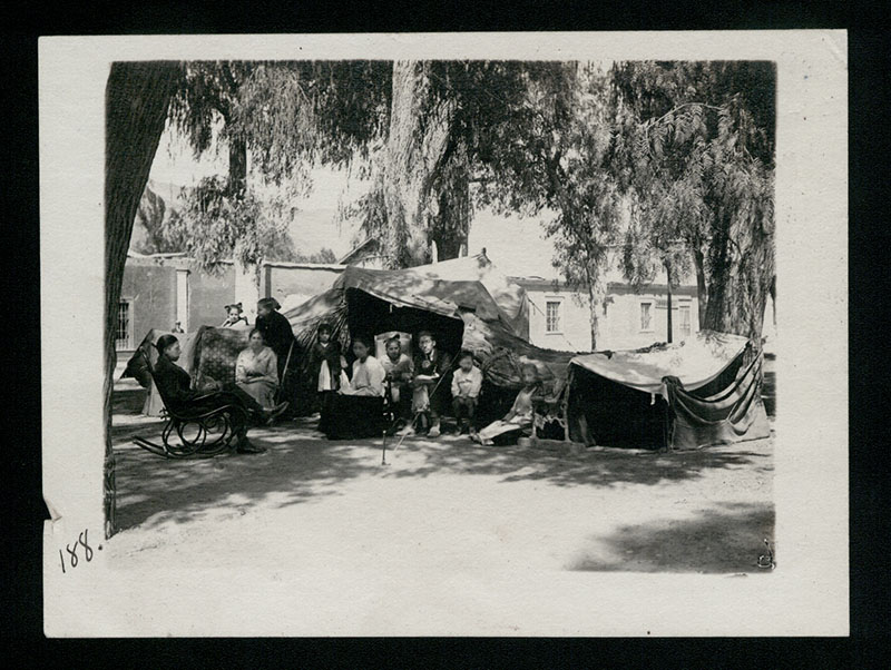 Familia Sayago y Arena en carpas en la plaza de la ciudad Familia Sayago y Arena en carpas en la plaza de la ciudad