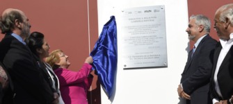 Presidenta descubre placa de la nueva biblioteca