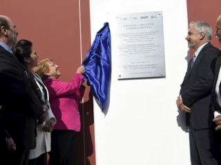 Presidenta descubre placa de la nueva biblioteca