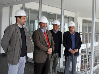 Las autoridades recorrieron el edificio.