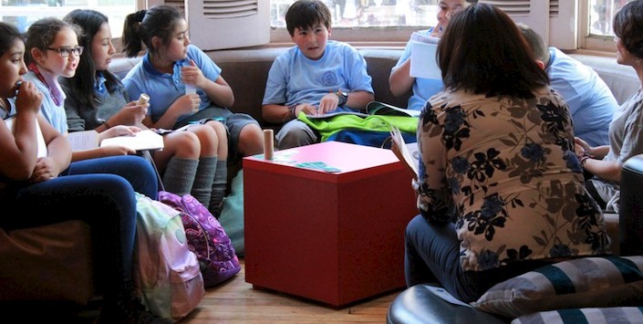 "De los diversos instrumentos inventados por el hombre,  el ms asombroso es el libro; todos los dems son extensiones de su cuerpo...  Slo el libro es una extensin de la imaginacin y la memoria".  Jorge Luis Borges.