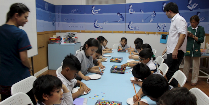 Estudiantes en la Sala Didctica