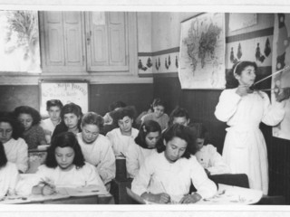 Clase de Historia y Geograf�a. Escuela Mixta Fiscal Mat�as Cousi�o. Santiago, s/f. Archivo Fotogr�fico