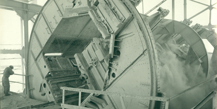 Vaciando carros de caliche a los molinos