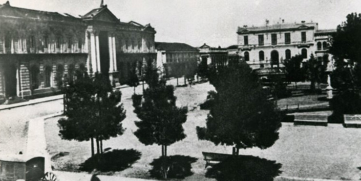 Plaza de Armas de Talca, comienzos del siglo XX. Al costado derecho, Palacio Consistorial. Al fondo, edificio del Banco de Talca