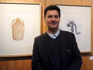 Felipe Carri�n juanto a sus obras.