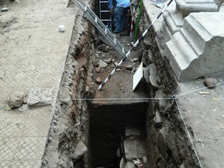 Con mucho cuidado, la excavacin avanza.