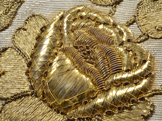 Rosa con rejilla bordada con hilos de oro