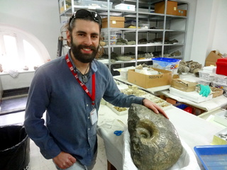 Leonardo Prez, junto con un ammonite