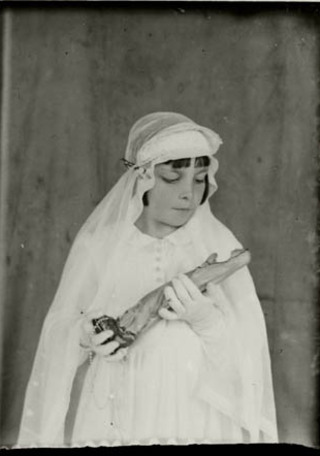 Nia en su primera comunin