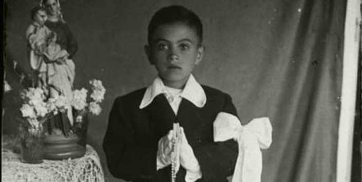 Nio en su primera comunin