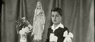 Nio en su primera comunin