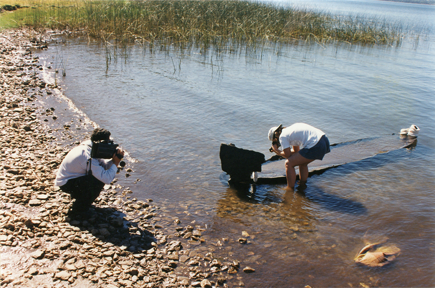 Hallazgo del wampo, lago Lanalhue, diciembre 1995. Coleccin Fotogrfica Museo Mapuche de Caete