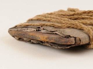 Estuche de madera envuelto en cuero y amarrado con cord�n de lana. Colecci�n "An�bal Echeverr�a y Reyes"  Sitio de San Pedro de Atacama, MNHN. Foto: Felipe Infante