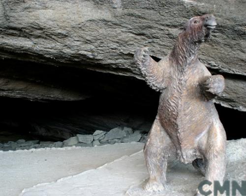 Imagen del monumento Cueva del Milodón (cueva grande y cueva chica) y el conjunto rocoso denominado Silla del Diablo