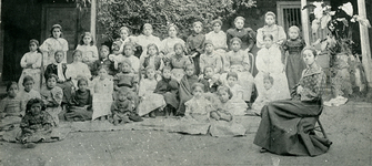 Emelina Molina junto a su grupo escolar