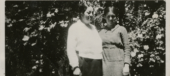 Emelina Molina junto a una de sus amigas