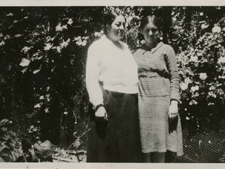 Emelina Molina junto a una de sus amigas