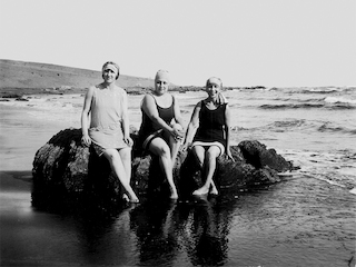 Ba�istas,  balneario de Pichilemu, d�cada del 1920. Colecci�n Biblioteca Nacional