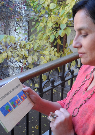 Irene De la Jara y su libro.