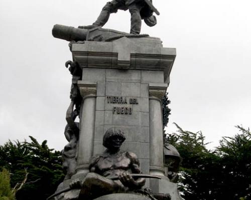 Imagen del monumento Plaza Muñoz Gamero y edificios que la acotan.