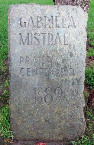 Imagen del monumento GabrieLa Mistral