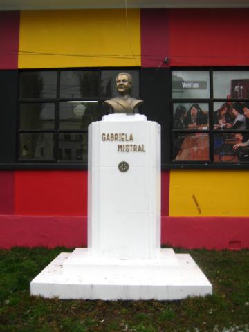 Imagen del monumento GabrieLa Mistral