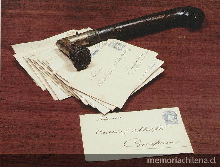 Unas cartas y un bolsón de cartero Unas cartas y un bolsón de cartero