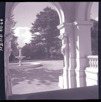 [Venus en el baño en la pileta central del Parque de Lota]