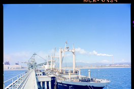 Barco "Wistaria Pearl", puerto Las Ventanas, embarque de concentrado.