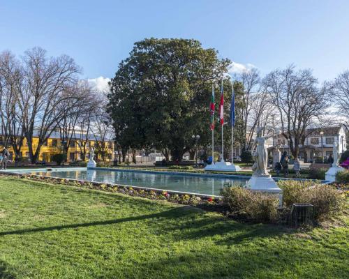 Imagen del monumento Esculturas y espejo de agua, ubicadas en la plaza de Armas de Angol